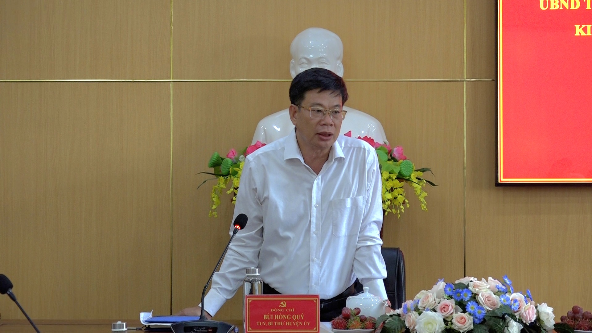 Đồng chí Bùi Hồng Quý – TUV, Bí thư Huyện uỷ Ea Súp, Trưởng Ban Chỉ đạo xoá nhà tạm, nhà dột nát huyện Ea Súp trao đổi những khó khăn